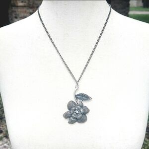Elegant Silver-grey Floral Pendant Necklace